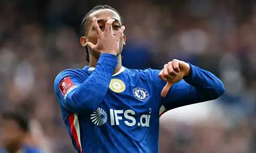 هل يجب على برشلونة التعاقد مع جواو بيدرو أو لاوتارو مارتينيز بدلاً من جوليان ألفاريز هذا الصيف؟